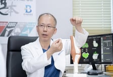 무릎 아프다고 주사만 맞는다? "인공관절 못할 수도" 의사의 경고
