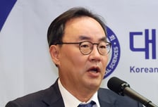 "의대생 휴학 허용, 들어주면 당장 참석" 정부에 공 넘긴 의학회장