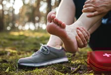 등산로에 맺힌 이슬, 촉촉한 낙엽…넋 놓고 감탄만 하다간 "꽈당"