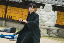 "김남길의 불꽃펀치"...'열혈사제2', '이친자'·'정년이' 기세 꺾고 주말 평정할까