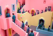 드디어 꺼내보는 '오징어 게임2' 세트 비짓의 기억