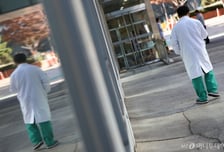 서울의대 교수들 "24시간 근무에 연구 뒷전…韓의학 10년 뒷걸음질"