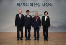 "치료비 공짜, 내가 갈게요" 의대 동기 아내와 우간다로…40만명 돌봤다