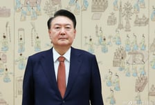 윤 대통령 지지율, 소폭 내린 25%…국민의힘 32%·민주당 45%