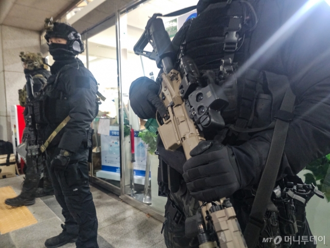 '전공의 처단' 의정갈등 최고조 달한 3시간…'전공의 보호' 의사들 "참담"