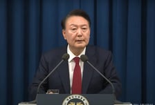 '비상계엄' 윤 대통령 탄핵 찬성 74%…보수층은 50%[리얼미터]