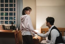 '사외다' 주지훈-, 정유미 손목잡고 애틋 눈빛 발사 [오늘밤 TV]