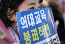 "의료계엄에 충격" 거리 나온 전공의들…의협·전공의협 향한 쓴소리도