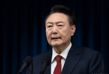 尹지지율 '계엄사태'에 8%p 급락한 17%…국힘 26%·민주 48%