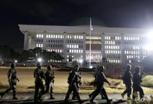 "도로위 탱크 떠올라 무서워요" 계엄 충격…'PTSD' 경고한 의사