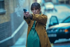 ‘블랙 도브’ 키이라 나이틀리가 드레스 벗고 당긴 방아쇠