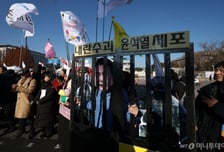 "전공의 처단이 웬 말" 윤 대통령 탄핵 가결, 독해진 의사들…의료개혁 '삐그덕'