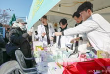 탄핵안 가결에, 의사들 "환영…내년 의대생 모집 중지 시급" 주장