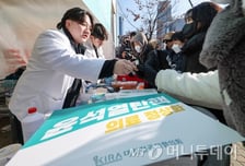 패닉 빠진 정부, 반격 나선 의사들…의대증원 '원점 재검토' 관철되나