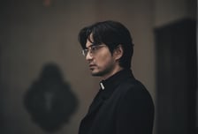 "송혜교의 구마를 반대한다"...'검은 수녀들'서 존재감 뽐낼 이진욱