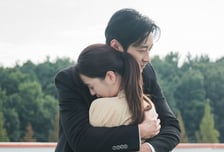 '사외다' 정유미, 주지훈 넓은 가슴에 폭 안겼다 [오늘밤 TV]