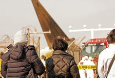 슬픔에 잠긴 무안 여객기 사고 유가족, PTSD 막으려면