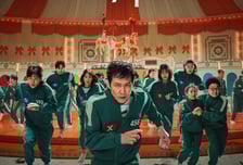 '오겜2' 격하게 즐기다 병원행…딱지치기·공기놀이의 함정?