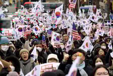 尹 지지자들 오열·분신까지…정신건강 전문의, 우려 섞인 경고