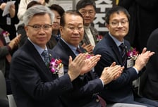 함께 떡도 썰었는데…복지부 불참, 정치인은 바글바글 '의료계 신년회'