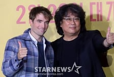 큰 거 온다…봉준호와 로버트 패틴슨의 '미키 17' 핵심은 "인간 냄새"