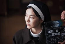 '검은수녀들' 송혜교, 놀랄 일은 지금부터 시작이야