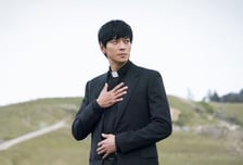 '검은 수녀들' , 우정출연 강동원의 비주얼 신부님 스틸 공개