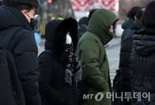 강추위에 떨며 출근했더니 "어깨 더 아파"…하루 3번 '이것' 도움