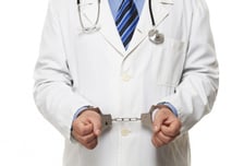 "왕 죽을 때 어의 죽이는 격" 내시경 사망 '유죄 의사'에 잇따른 탄원, 왜