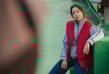 '경반장' 경수진, '백수아파트'서 싱크로율 200% 백수로 스크린 귀환