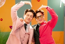 ‘킥킥킥킥’ 지진희x이규형, 아찔한 풀 파티 착장 [오늘밤 TV]