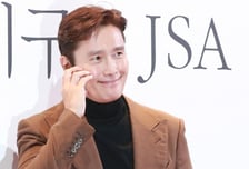 [단독]  이병헌, 유재석과 재회..'핑계고' 출연 확정