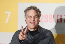 헐크의 美친 변신…마크 러팔로, '미키17'서 첫 악당 연기 "왜 나에게?"