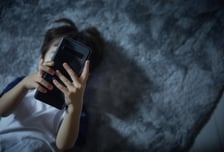 '세계인 절반 걸린다'는 이 병…스마트폰 1시간 더 볼때마다 급증