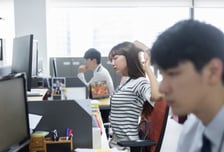 건강검진 결과에 한숨 '푹'…하루 9시간 앉아서 일하는 직장인들