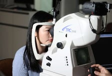 "두꺼운 안경 싫은데…" 녹내장 환자, 시력교정 수술 가능할까?