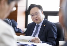 [단독]교육부 '의대증원 원점' 발표 이틀 전, 복지부 장관은 "반대"