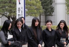 뉴진스-어도어 갈등에 새우등 터지는 르세라핌과 아일릿 [IZE 진단]