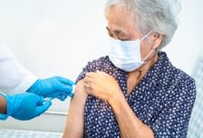 "예방효과 훨씬 높다"…노인 독감·폐렴 막는 이 백신, 무료접종하세요