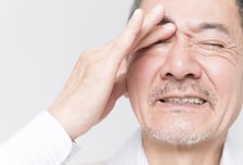 백내장 수술했는데 시력이 뚝…"왜 이러지" 눈 더 비볐다간