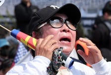 "파면이 웬 말" 욕설·탄식 뒤섞인 尹 지지자들, 마음 진정하려면