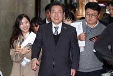 조기대선 양자대결 땐…이재명, 누구와 붙어도 50% 넘는다