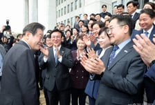 당대표 내려놓은 '지지율 1위' 이재명, 세 번째 도전서 대권 잡을까