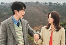 '이혼보험' 이동욱X이주빈, 꼭 잡은 손→로맨틱 비 피하기 [오늘밤 TV]