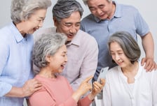 온종일 '정치 유튜브' 보는 어르신 "미디어 중독, 높은 자살률과 관련"