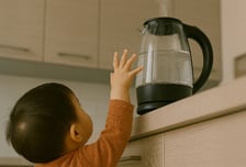 뜨거운 물 뒤집어 쓴 아이에 소주 소독?…소아 화상, '이것'부터 먼저