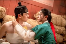 '귀궁' 육성재-김지연,  아찔한 심쿵 모먼트 포착! [오늘밤 TV]