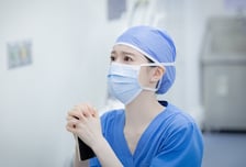 '언슬전' 고윤정, 두손 모아 애걸복걸 현장 포착