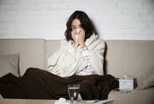 콧물 목 뒤로 넘어가는 '만성 후비루' 희소식…"이 치료, 70%에 효과"