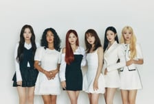 '10주년' 오마이걸, 멤버 4인 재계약..유아·아린은 동행 마침표